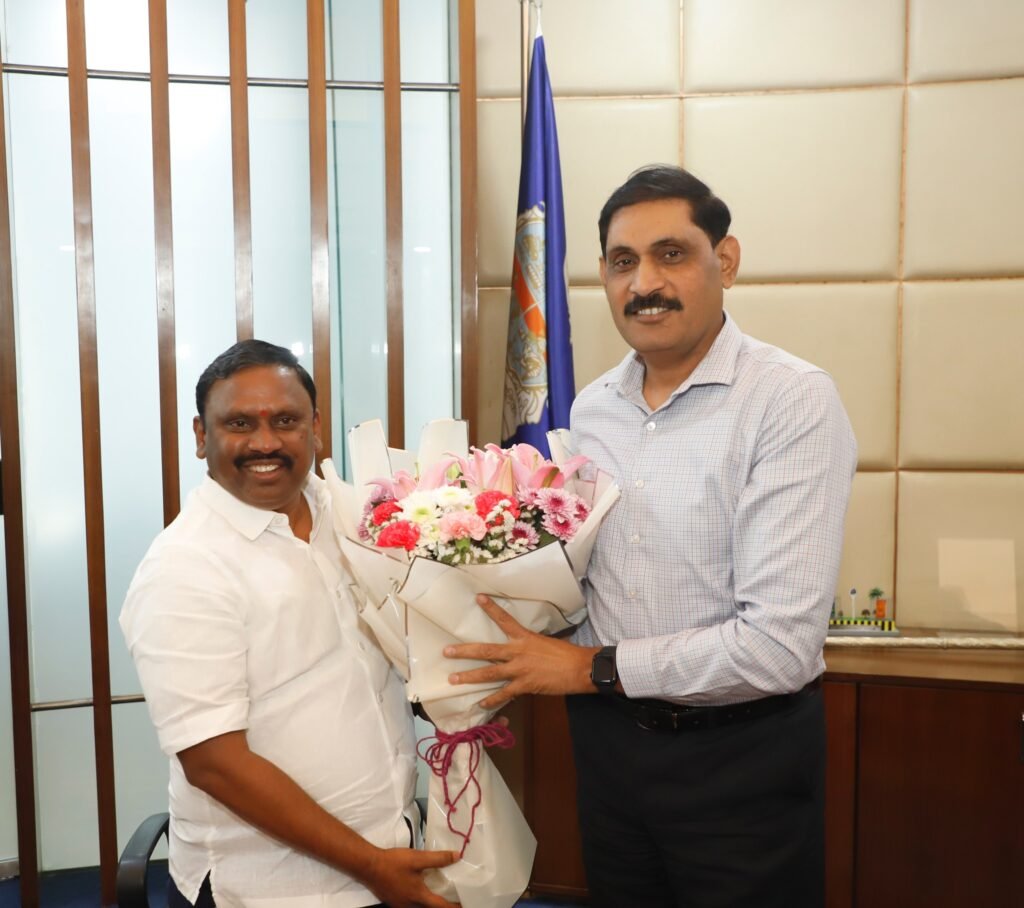 नवी मुंबई उपमहापौर दशरथ भगत यांना आयुक्त डॉ. कैलास शिंदे पुष्पगुच्छ देऊन अभिनंदन करताना