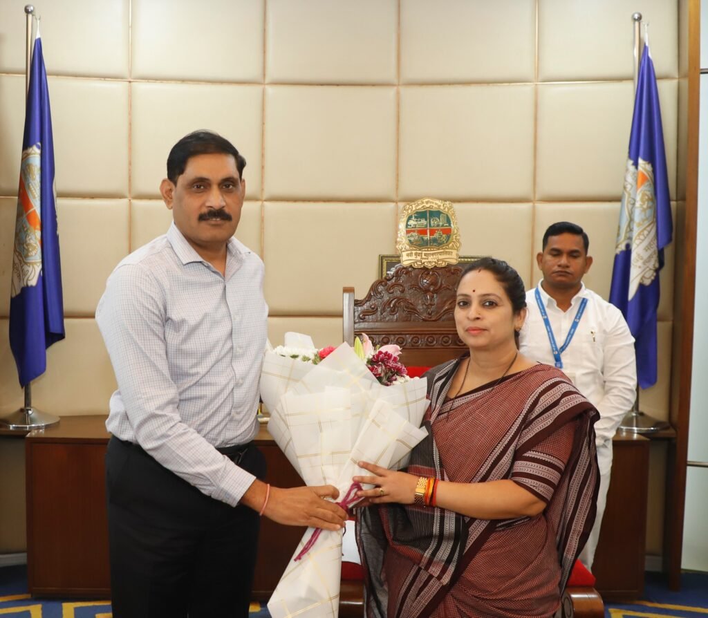 नवी मुंबई महापौर सुजाता पाटील यांना आयुक्त डॉ. कैलास शिंदे पुष्पगुच्छ देऊन अभिनंदन करताना