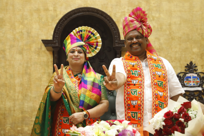 नवी मुंबई महापौर सुजाता पाटील आणि उपमहापौर दशरथ भगत निवडीनंतर विजयी हातवारे करताना