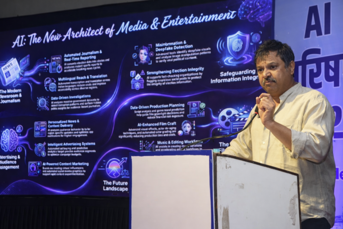 मुंबई मराठी पत्रकार संघाच्या एआय परिषदेत ब्रिजेश सिंह पत्रकारांना मार्गदर्शन करताना