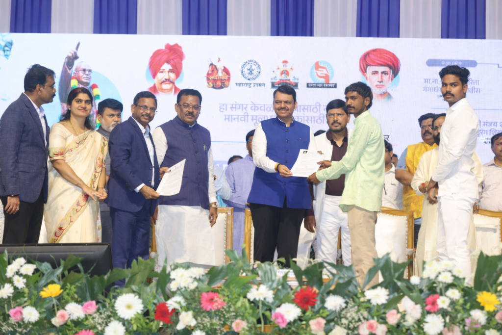 चवदार तळे सत्याग्रह शताब्दी वर्ष महाड कार्यक्रमात मुख्यमंत्री देवेंद्र फडणवीस लाभार्थ्यांना प्रमाणपत्र देताना