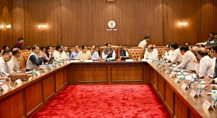 मुख्यमंत्री यांच्या उपस्थितीत साखर उद्योगावरील उच्चस्तरीय बैठक सुरू असलेले दृश्य