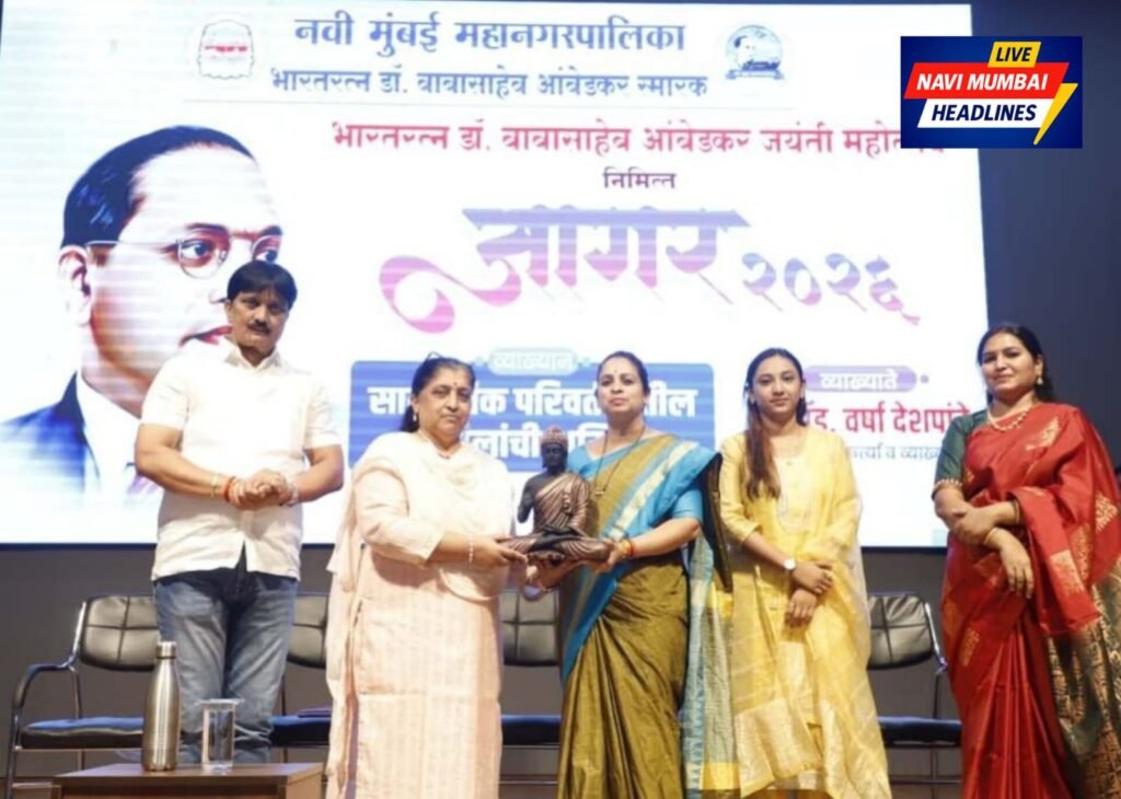 नमुंमपा जागर 2026 व्याख्यानमालेत मान्यवरांकडून स्मृतिचिन्ह प्रदान करताना