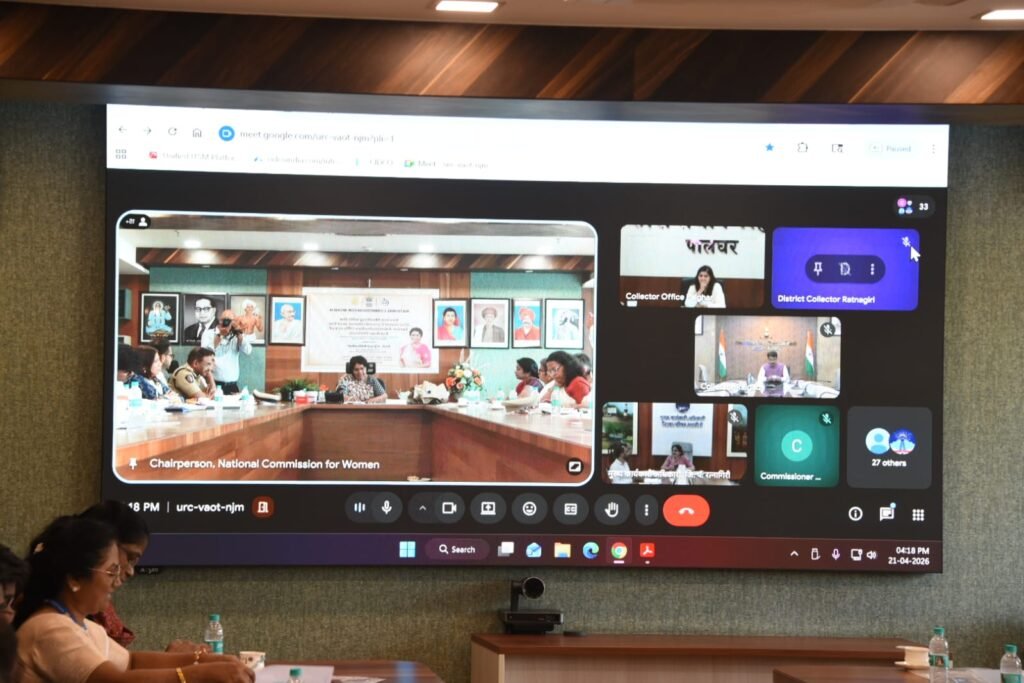 राष्ट्रीय महिला आयोगाच्या बैठकीदरम्यान व्हिडिओ कॉन्फरन्सिंगद्वारे कोकण विभागाचा आढावा घेताना अधिकारी