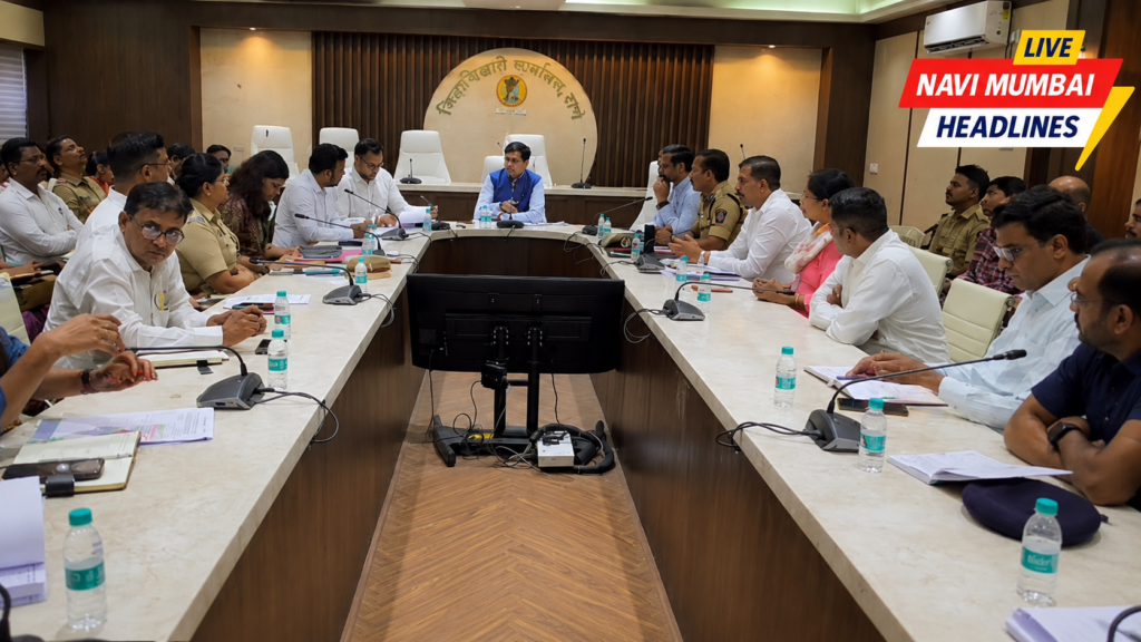 ठाणे जिल्हाधिकारी कार्यालयात मान्सूनपूर्व तयारी आढावा बैठकीदरम्यान विविध विभागांचे अधिकारी उपस्थित